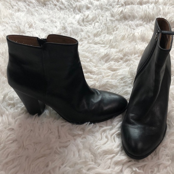 Adrienne Vittadini black leather booties. - Picture 2 of 3